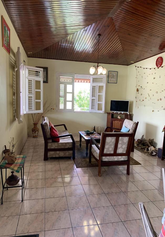 Hebergement Mouchas F4 - Dans Villa Les Polycias سانت لوسي المظهر الخارجي الصورة